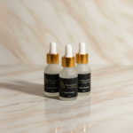 Super Bonder DDLash 15ml – solutie profesionala pentru extensii de gene, fotografie de produs pe fundal elegant cu flori negre.