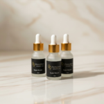 Super Bonder DDLash 15ml – solutie profesionala pentru extensii de gene, fotografie de produs pe fundal elegant cu flori negre.