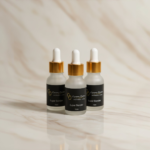 Super Bonder DDLash 15ml – solutie profesionala pentru extensii de gene, fotografie de produs pe fundal elegant cu flori negre.