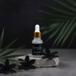 Super Bonder DDLash 15ml – solutie profesionala pentru extensii de gene, fotografie de produs pe fundal elegant cu flori negre.